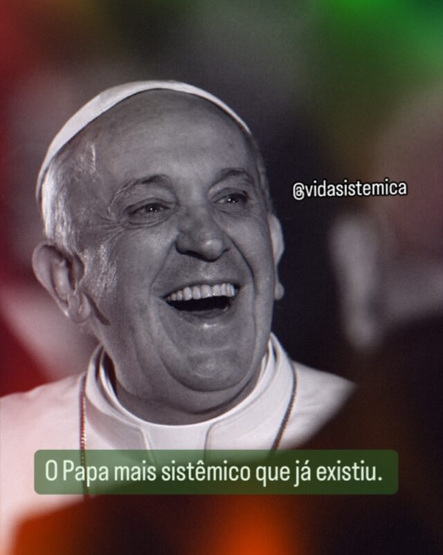 O Papa sob a visão sistêmica: o pai da humanidade

Na grande constelação da humanidade, o Papa representa o arquétipo do Pai Maior. Ele não é apenas o líder de uma religião — ele ocupa um lugar simbólico: o de quem acolhe, escuta, orienta e abençoa todos os filhos, independente da fé, da origem ou do caminho escolhido.

Na visão sistêmica, esse papel é profundamente sagrado. O Papa segura em suas mãos o peso da história, dos excluídos, dos conflitos e da busca por reconciliação. Ele atua como um ponto de integração entre o céu e a terra, entre o divino e o humano.

Papa Francisco, com sua simplicidade e coragem, trouxe à Igreja uma força restauradora. Ele olhou para os últimos, abriu espaço para os diferentes e resgatou a essência do amor cristão: a compaixão. Honrar sua trajetória é também olhar para o nosso lugar no mundo com mais humildade, presença e responsabilidade.

Hoje, na despedida desse homem que ocupou o lugar de pai espiritual para tantos, fazemos um gesto sistêmico: olhamos para ele com gratidão, reconhecemos sua missão, e dizemos, como numa constelação:

“Você foi grande. Você cumpriu. Vá em paz.”