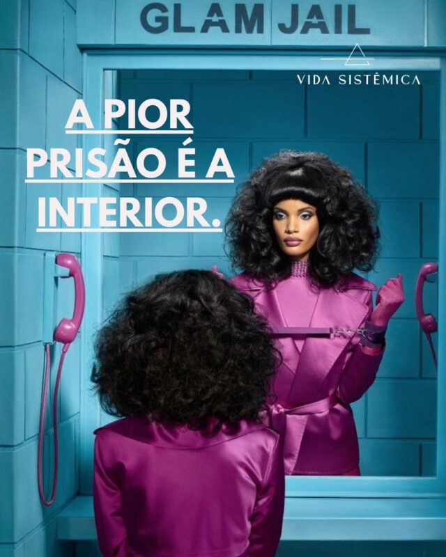 Você continua tentando ser a filha perfeita, a profissional perfeita, a mãe incansável…

Já pensou que você pode estar APRISIONADA numa vida que nem foi você quem escolheu? Que por LEALDADE SISTÊMICA está vivendo as dores de alguém que veio antes?

Lealdade cega gera sobrecarga.

O amor sistêmico liberta.
